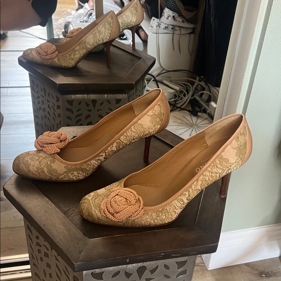 🛑 1 hour sale. Valentino Garavani, size 9.5, Tan Lace Heels w/ crochet Flower - Picture 6 of 13
